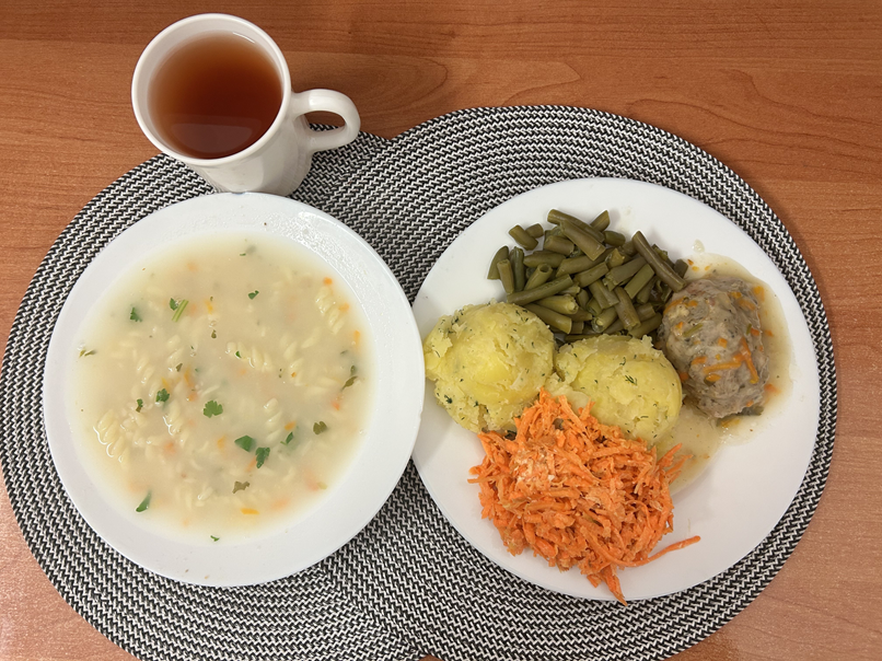 Na zdjęciu: Jarzynowa z makaronem dieta, Ziemniaki z tłuszczem gotowane, Pulpet drobiowy, Sos pietruszkowy, Surówka z marchwi i chrzanu b/c 100 g (MLE, S02) Fasolka szparagowa z wody, Kompot owocowy